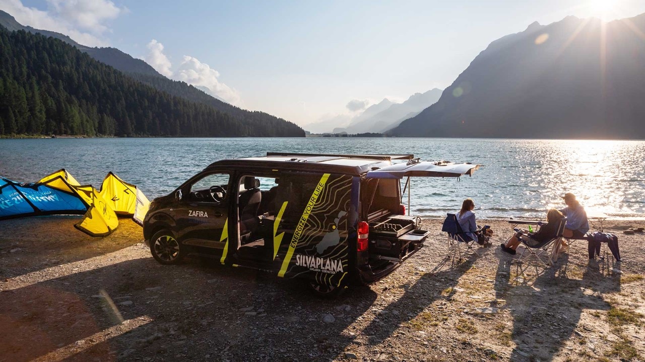  Rear side view of a white Opel Zafira