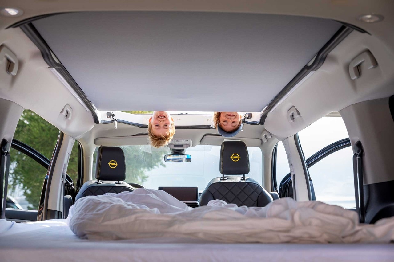 Zafira Silvaplana, Innen mit Bett