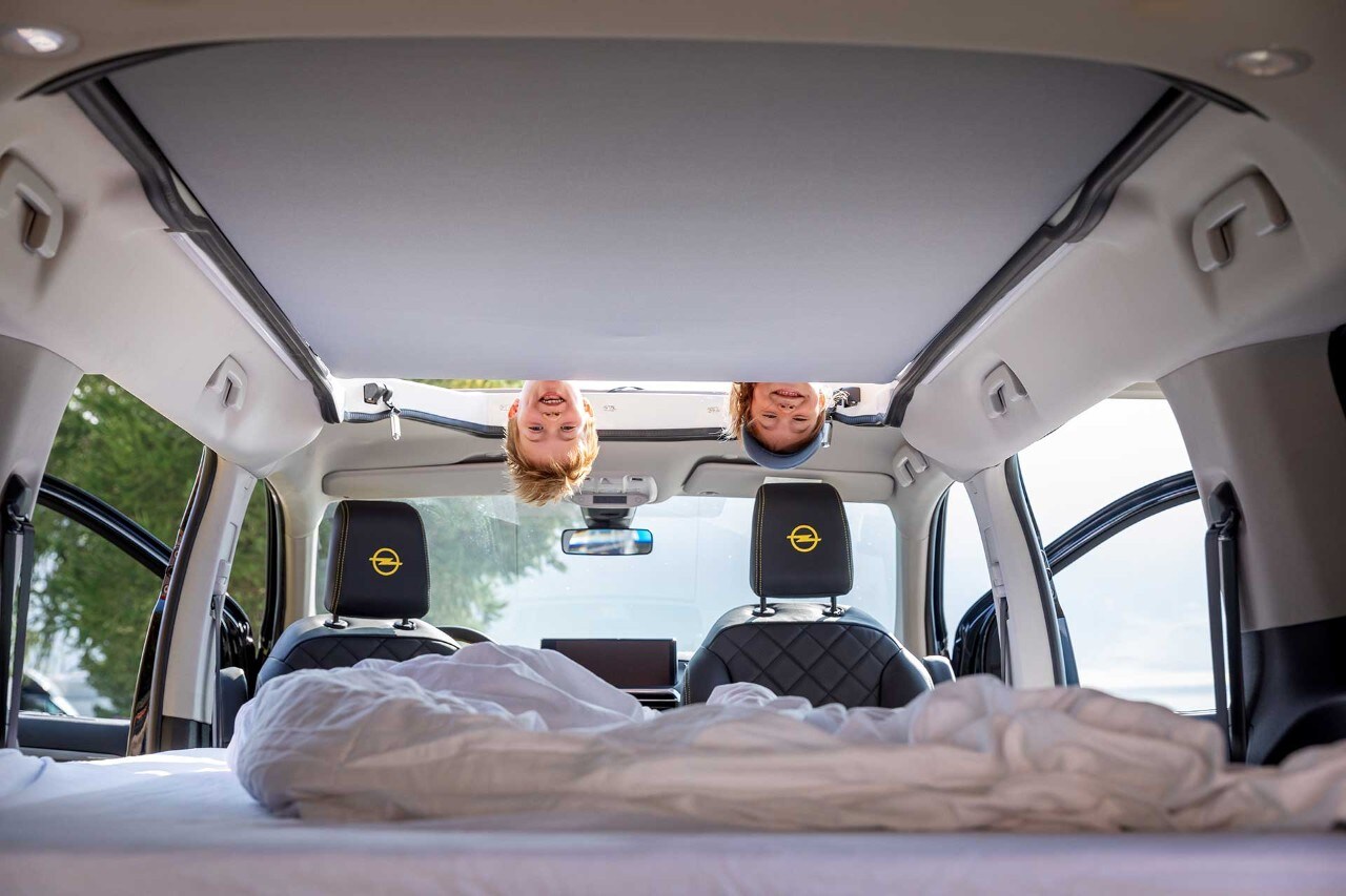 Zafira Silvaplana, Innen mit Bett