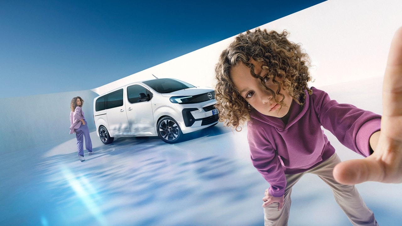  Opel, Zafira Electric Vue de face avec deux enfants